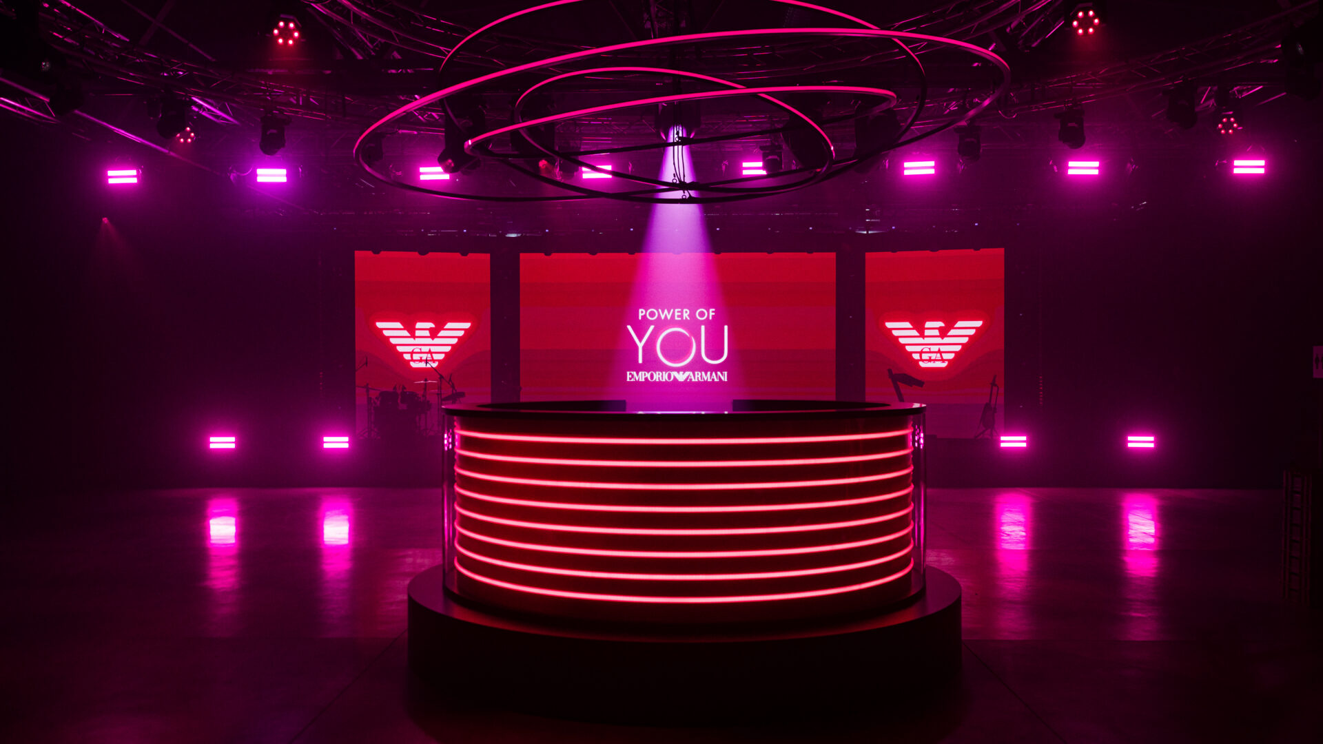 The Power of YOU statement took center stage in a fully immersive Armani beauty universe. A night driven by music, energy, and unforgettable performance. The Power of YOU takeover transformed Milan Fasion week with vibrant light, sound and the pulse of the new signature scent.